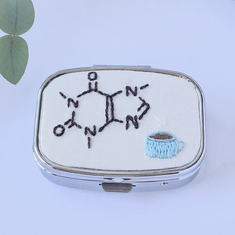 カフェインの化学構造式のピルケース　手刺繍　小物入れ　アクセサリーケース　小物ケース