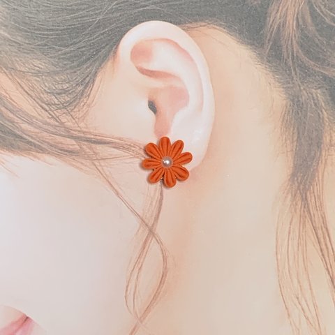 つまみ細工　サージカルステンレスピアス　いつの日の秋桜　ラッキーカラー　オレンジ