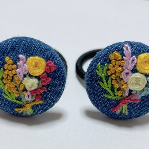 くるみボタンヘアゴム　刺繍ヘアゴム　デニムと花束