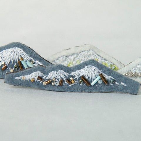 青くそびえる山　刺繍ブローチ