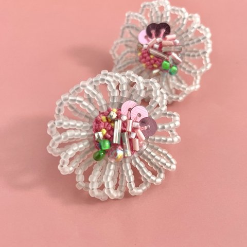 春のお花　ビーズ刺繍ピアス　クリアマット　ビーズ刺繡アクセサリー　＜オハナ＞