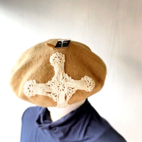 フランス製レディース帽子　十字架の手編みクロッシェ　オフホワイトのモチー付き　冬支度ウールベレー帽　ベージュ　