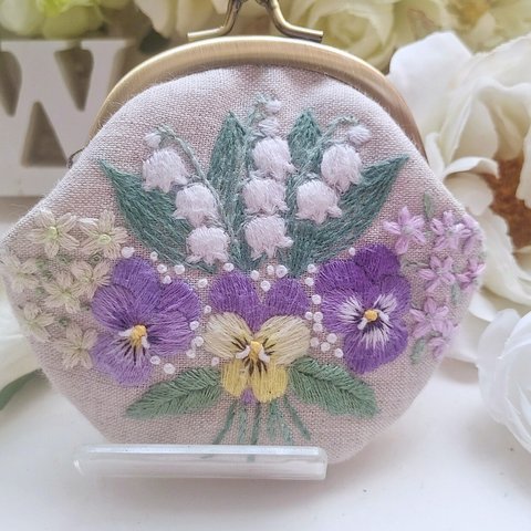 手刺繍がま口「ビオラとスズランのブーケ」