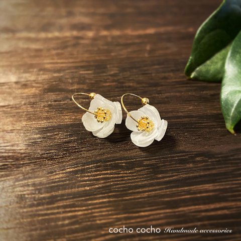 White camellia hoop earrings  白い椿のフープイヤリング