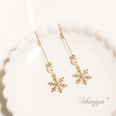 ❤︎25超販売　雪の結晶と透かしビーズのイヤリング【ノンホールピアス/樹脂ピアス変更可/ギフト対応】（クリスマス・冬・プレゼント）