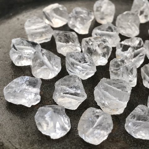 4個 ラフロック クリスタル 水晶 原石 タンブル 穴あり 天然石 素材 パーツ ハンドメイド 粒売り クリア 再販