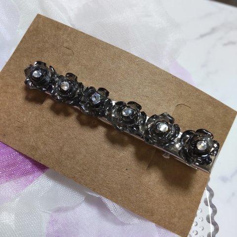 No.65レジン☆薄めの黒薔薇中心にスワロフスキーありのヘアクリップ