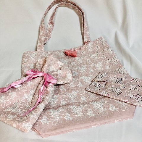 F     ピンクの蝶のような花柄の刺繍生地のマチ付きトートバッグと巾着袋のセット