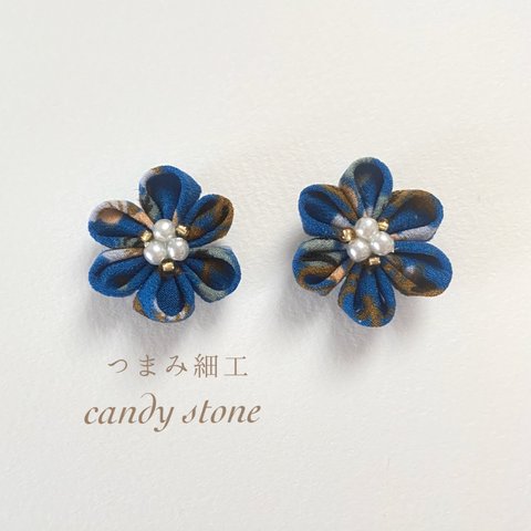 フレンチブルーの丸いお花イヤリング／ノンホールピアス　つまみ細工イヤリング／ノンホールピアス