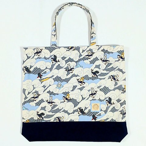 (グレー)波乗りにゃんこ🐱ザブーンザブーン🌊 のA4ファイルが縦にも横にも入るbag(切替有り)