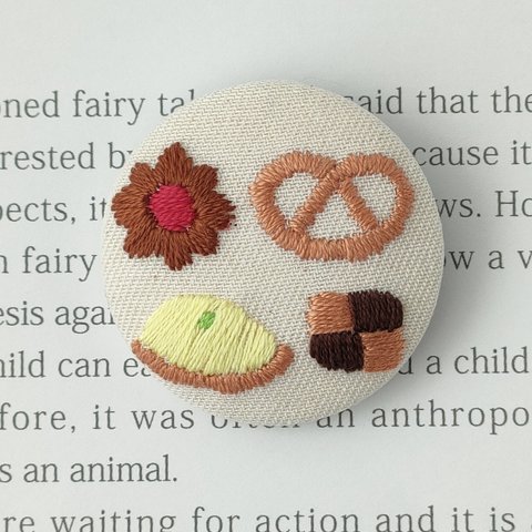 【受注製作】洋菓子詰め合わせ刺繍ブローチ　クッキー缶