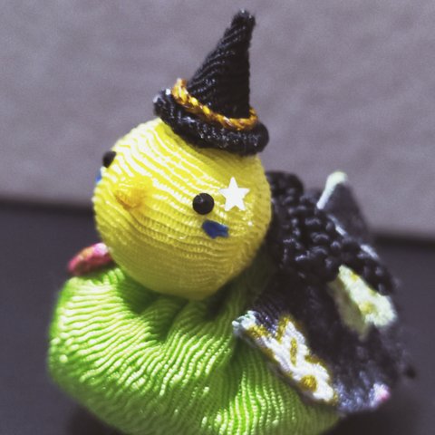 ちょこん♪インコの置物ハロウィン仕立て（パンプキンオレンジ×パープル）インコ　鳥　人形