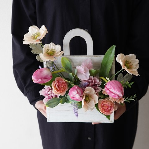 【枯れないお花】春のアレンジメント・バッグ型　ホワイトピンク　母の日　お祝い　インテリア　ギフト　チューリップ
