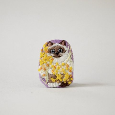 ミモザ  猫刺繍ブローチ