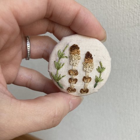 刺繍つくしのブローチ