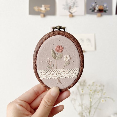 チューリップの刺繍壁飾り/刺繍インテリア