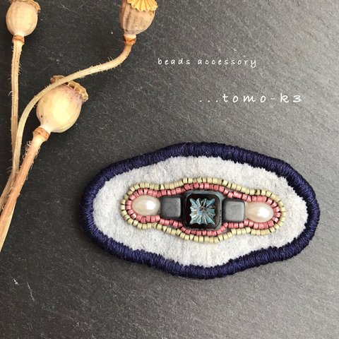   チェコビーズ刺繍のバレッタ