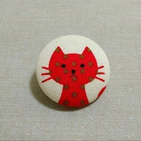くるみボタンの帯留め～赤いネコ
