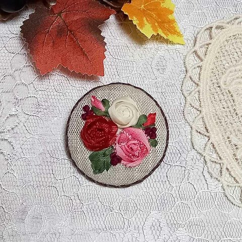 リボン刺繍のブローチ　クリスマスイメージA　赤～白の薔薇デザイン