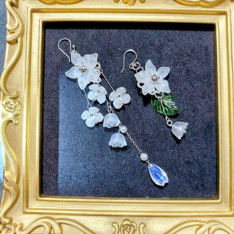 白い花のピアス（シルバー）