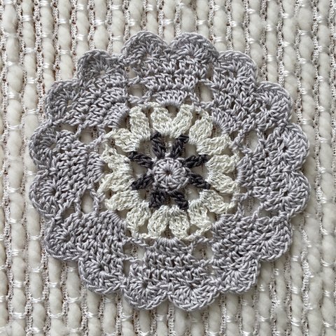 ハートドイリー(直径13 cm)、灰色のハートドイリー、Crochet heart doily in greys with hint of silver 