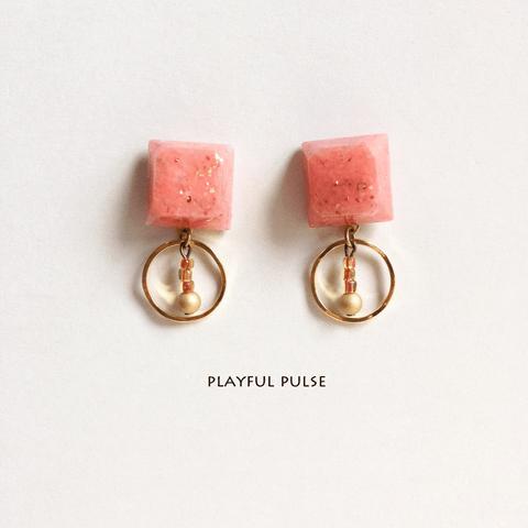 pink cube and swinging gold ピアス