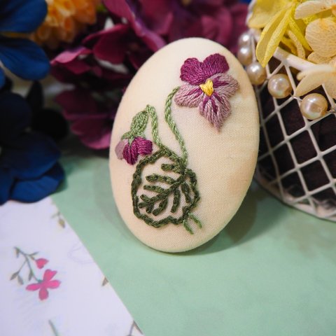 花の刺繍ブローチ♡