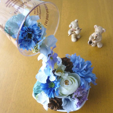 《再7》コップから注がれるブルーのお花（ちょっと小さめ）敬老の日　母の日　ご結婚祝い　誕生日　受付花　贈り物にも