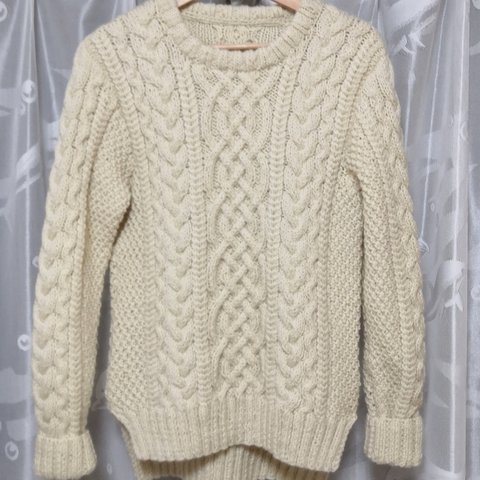 秋冬商品  裾スリット  手編みニット 飽きのこないなアラン模様のセーター   生成り