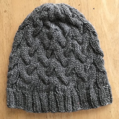 縄編み模様の帽子