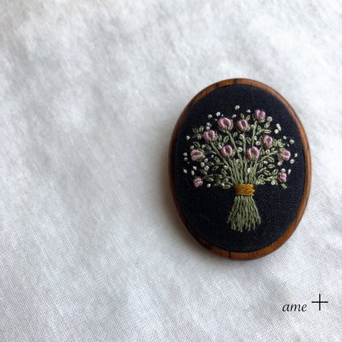 薔薇の蕾 花束 刺繍ブローチ（木枠）