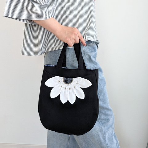 黒いリネンに花咲く、モノトーンまるバッグ