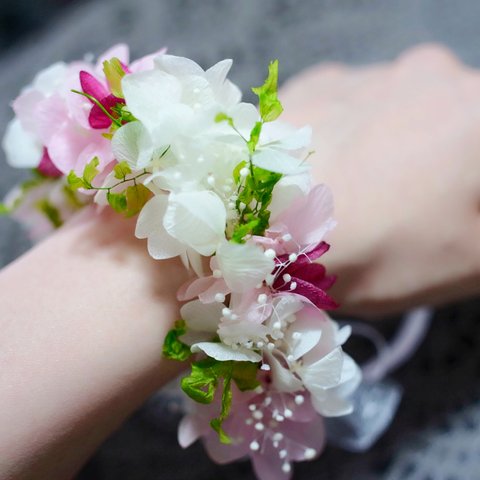 ピンクホワイトグリーンの紫陽花とかすみ草のリストレット