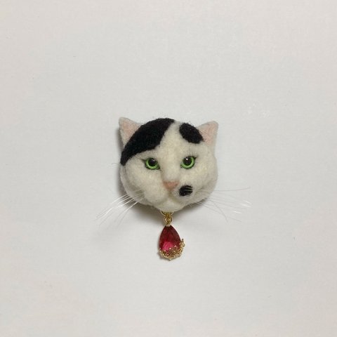 羊毛フェルト 猫ミニブローチ 黒ぶち