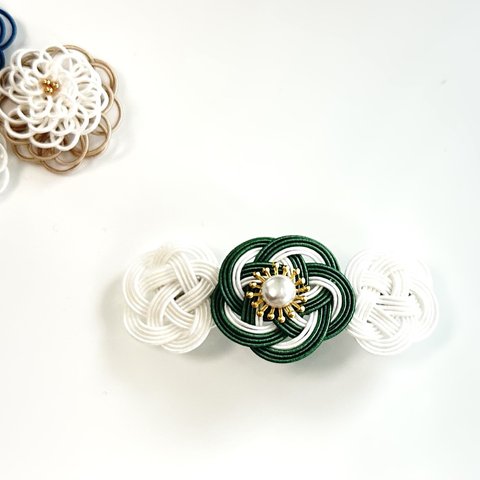 お花のバレッタ　ホワイト × グリーン