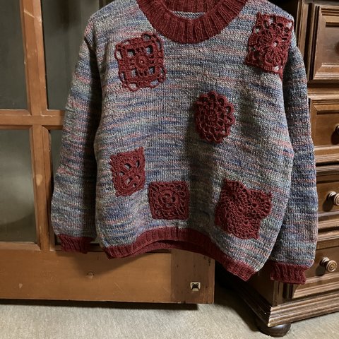 モチーフ飾りのセーター
