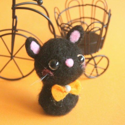 オッドアイのくりくり目玉の黒猫のマスコット