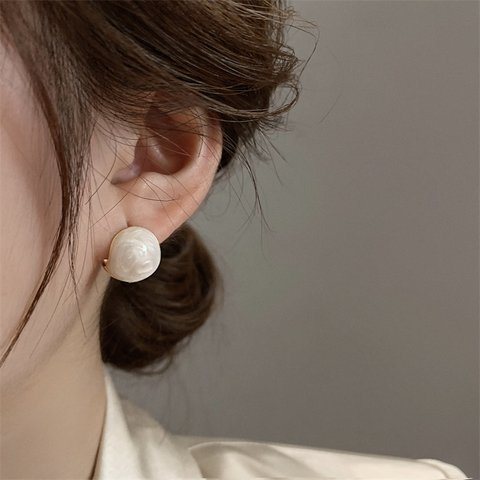 【限定セール￥399】韓国ファッション　アイボリーボールピアス　アクセサリー　-2052