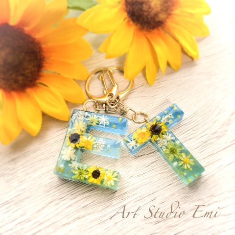 ひまわりのイニシャルチャーム(オーダー) #名入れ #夏 #ドライフラワー　#レジン