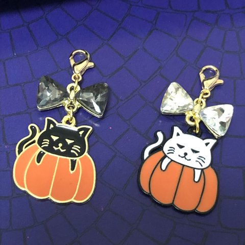 人気❤︎【送料無料】〈2個セット〉♡ハロウィンのチャーム　カボチャ猫ちゃんのチャーム♡白猫　黒猫　マスクチャーム　ハロウィン雑貨