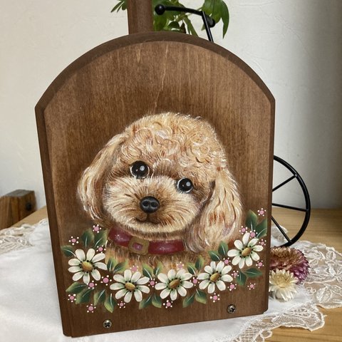 トールペイントで描いた可愛い犬（トイプードル）のキッチンペーパーホルダー