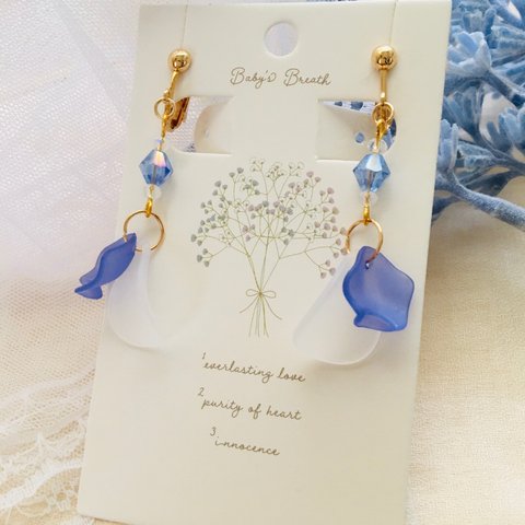 petals white&blue 花びらイヤリング　ピアス　ギフト　プレゼント