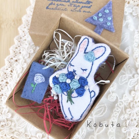 ブルーの薔薇の花束を持ったうさぎさん🐰刺繍ブローチ