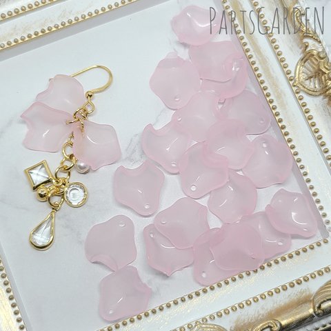 【30pcs】花びら アクリル ピンク 艶消し フロスト 立体 パーツ チャーム 1138