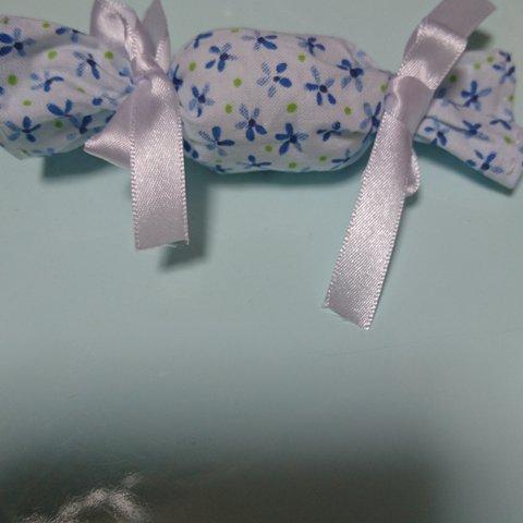 青い花柄のキャンディ型サシェ ラベンダー