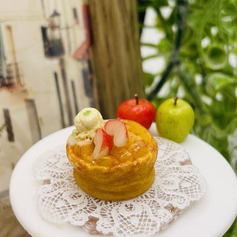 小さなアップルパイ🍎焼けました　キャラメルリボンのアイスのせ　No.190