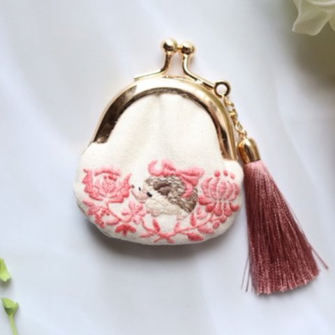 【手刺繍】おめかしハリネズミの豆がま口