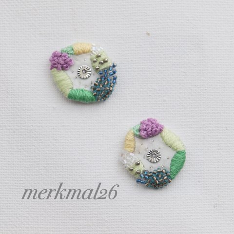 刺繍　イヤリング　丸　ビーズ　ピアス　スパンコール　花　いってんもの　一点物　個性的　個性　個性派　唯一無二　フレンチシック　カラフル　モチーフ　古着　古着系　紫陽花　ヴィンテージライク