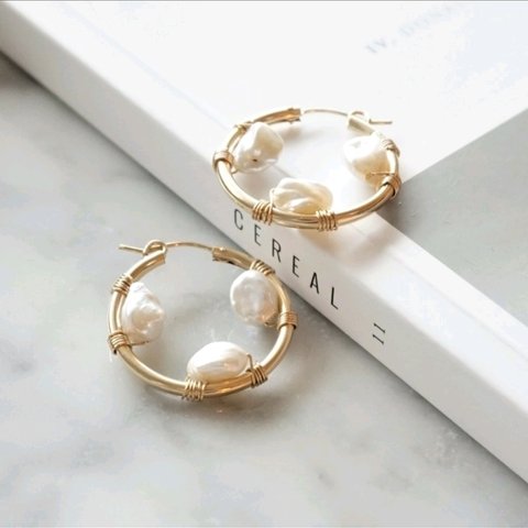 送料無料14kgf Freshwater Pearl Keshi wrapped pierced earrings フープピアス