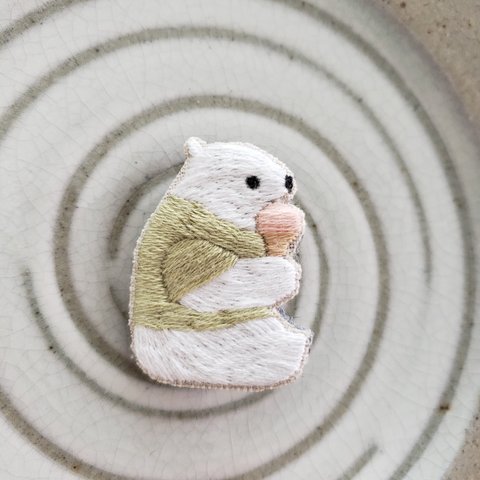 シロクマアイス刺繍ブローチ(ストロベリー)